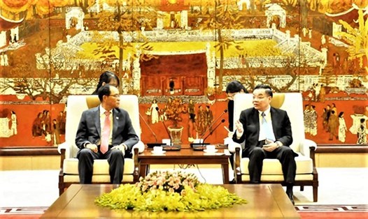 Chủ tịch UBND TP.Hà Nội Chu Ngọc Anh và Đại sứ Hàn Quốc Park Noh Wan trao đổi tại buổi tiếp. Ảnh: Quỳnh Anh