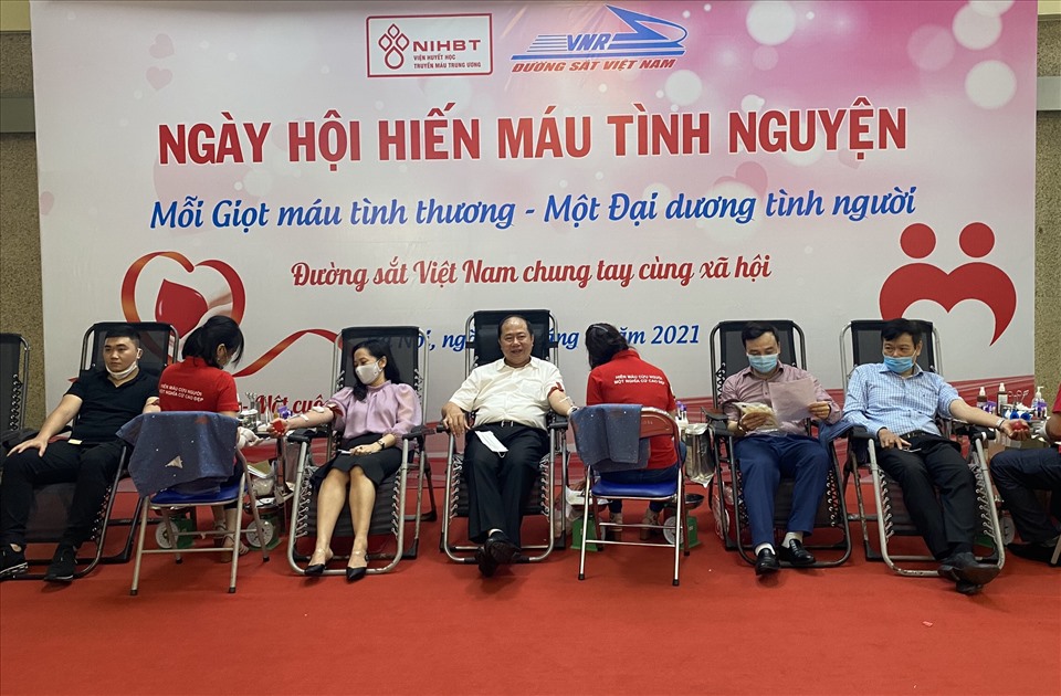 Lãnh đạo và cán bộ nhân viên ngành Đường sắt tham gia Ngày hội hiến máu tình nguyện năm 2021 tại ga Hà Nội. Ảnh: Chu Kiên