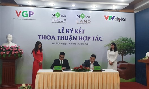 Cổng Thông tin điện tử Chính phủ và Tập đoàn Novaland ký kết Thỏa thuận hợp tác. Ảnh: P.Đ