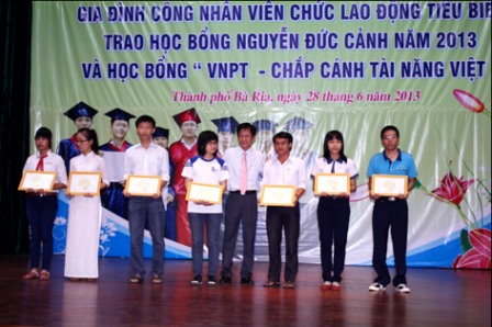 Họp mặt gia đình CNVCLĐ tiêu biểu và trao học bổng năm 2013 (Hình minh hoạ)