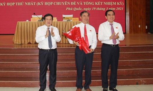 Ông Đoàn Văn Tiến (giữa) được bầu giữ chức Phó Chủ tịch UBND TP Phú Quốc. Ảnh: Hoàng Dung