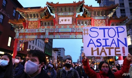 Người dân khu Phố người Hoa ở Washington phản ứng với vụ xả súng ở các spa tại Atlanta, Mỹ. Ảnh: AFP