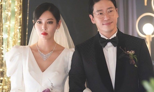 Hình ảnh trong đám cưới của Kim So Yeon - Uhm Ki Joon trên màn ảnh. Ảnh cắt phim