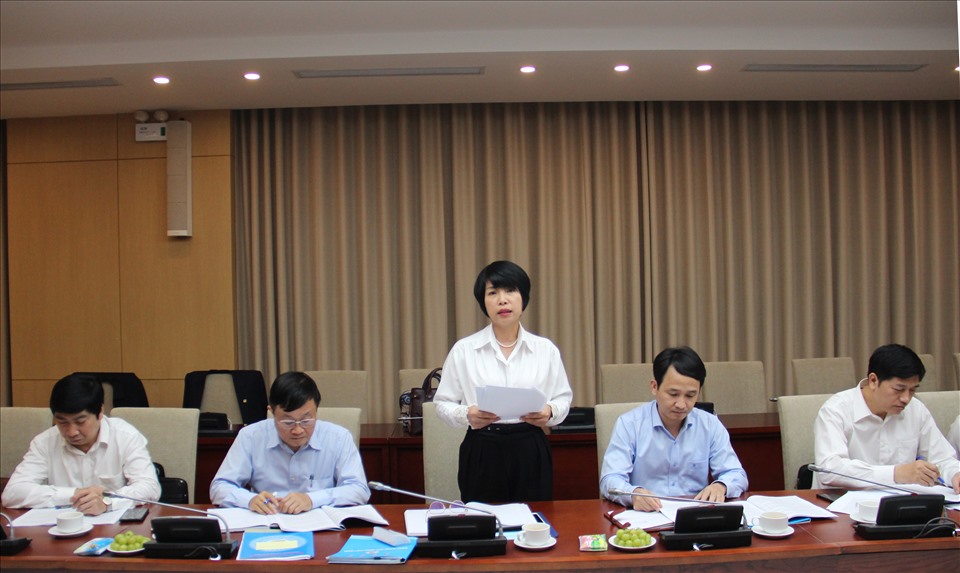 Bà Nguyễn Thị Thủy Lệ, Chủ tịch Công đoàn Xây dựng Việt Nam báo cáo tại buổi làm việc. Ảnh: Mạnh Cường