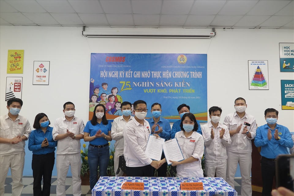 Ban Giám đốc Công ty TNHH Công nghệ Cosmos 1 và Ban Chấp hành CĐCS ký kết biên bản ghi nhớ thực hiện Chương trình “75 nghìn sáng kiến vượt khó, phát triển” trong CNLĐ. Ảnh: Hoàng Tuấn