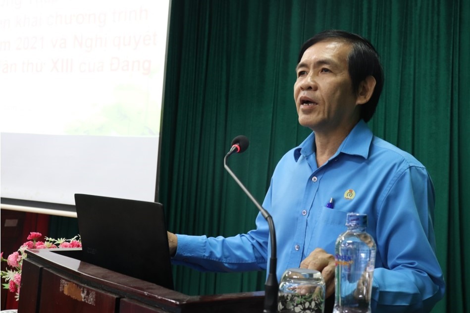Đồng chí Trần Hoàng Vũ - Bí thư Đảng ủy, Chủ tịch LĐLĐ tỉnh Đồng Tháp - phát biểu tại hội nghị. Ảnh: Lưu Hùng