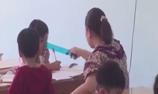 Công an vào cuộc xác minh clip một người phụ nữ đánh học sinh ở Quảng Ngãi. Ảnh: Chụp màn hình