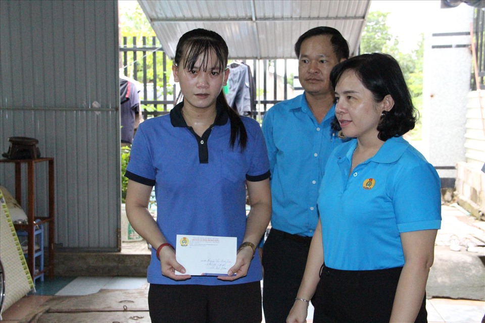 Lãnh đạo LĐLĐ tỉnh Bình Phước đến thăm trao hỗ trợ để nữ công nhân Trương Thị Cúc có thêm chi phí chăm sóc cho em trai. Ảnh: Đình Trọng