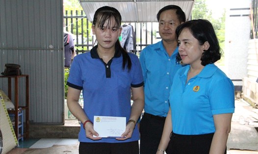 Lãnh đạo LĐLĐ tỉnh Bình Phước đến thăm trao hỗ trợ để nữ công nhân Trương Thị Cúc có thêm chi phí chăm sóc cho em trai. Ảnh: Đình Trọng