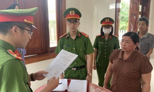 Lực lượng Công an đọc quyết định khởi tố bà Nguyễn Thị Vân. Ảnh: CAQB