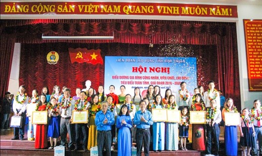 Thường trực LĐLĐ tỉnh tặng Bằng khen của Tổng Liên đoàn Lao động Việt Nam và LĐLĐ tỉnh cho các gia đình, tập thể, cá nhân. Ảnh: Hoa Phượng