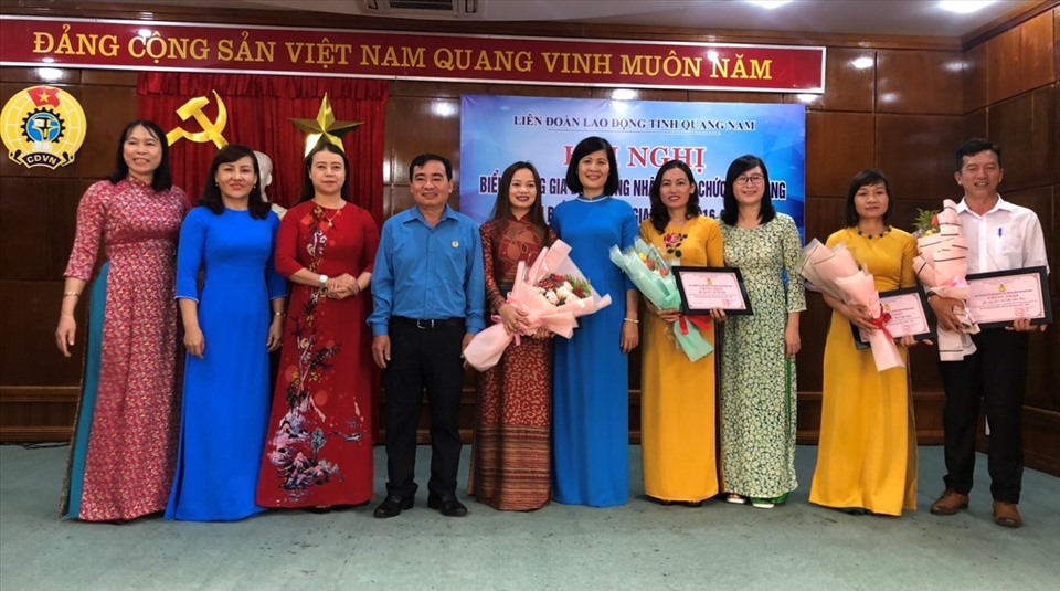 LĐLĐ tỉnh Quảng Nam biểu dương các gia đình CNVCLĐ tiêu biểu xuất sắc giai đoạn 20216-2020. Ảnh: Thúy Hồng