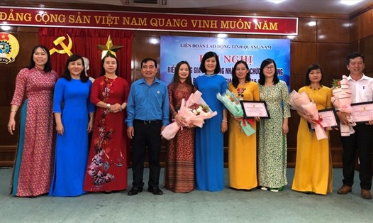 LĐLĐ tỉnh Quảng Nam biểu dương các gia đình CNVCLĐ tiêu biểu xuất sắc giai đoạn 20216-2020. Ảnh: Thúy Hồng