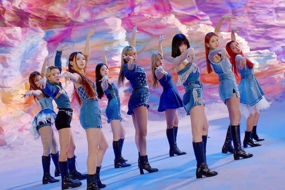 TWICE lập thành tích về số lượng bán đĩa. Ảnh MV. TWICE lập thành tích về số lượng bán đĩa. Ảnh MV.