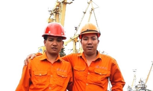 Hai công nhân Cảng Hải Phòng phát hiện, tham gia cứu cháu bé gặp nạn dưới sông. Ảnh Công đoàn Tổng Công ty hàng hải Việt Nam