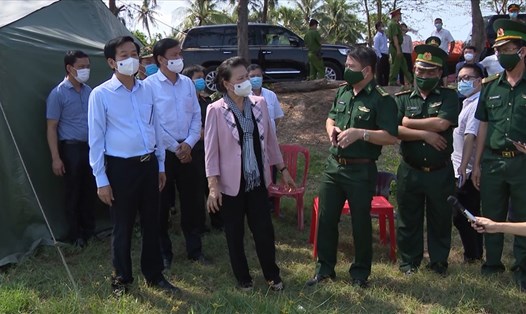 Chủ tịch Quốc hội Nguyễn Thị Kim Ngân thăm các cán bộ, chiến sĩ ở thành phố Hà Tiên (Kiên Giang). Ảnh: PV