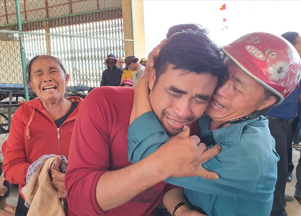 Những giọt nước mắt hạnh phúc khi gặp lại người thân sau vụ chìm tàu. Ảnh: Thanh Chung