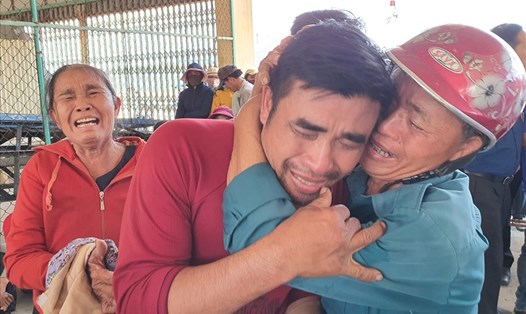 Những giọt nước mắt hạnh phúc khi gặp lại người thân sau vụ chìm tàu. Ảnh: Thanh Chung