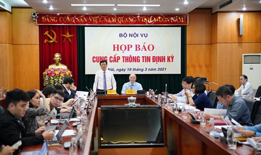 Thứ trưởng Bộ Nội vụ Nguyễn Duy Thăng điều hành họp báo cung cấp thông tin định kỳ của Bộ Nội vụ ngày 19.3.2021. Ảnh: PV.