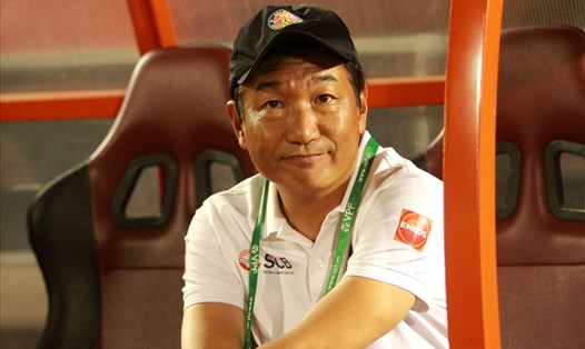 Huấn luyện viên Shimoda thất bại trong trận đầu tiên ở V.League 2021. Ảnh: Thanh Vũ