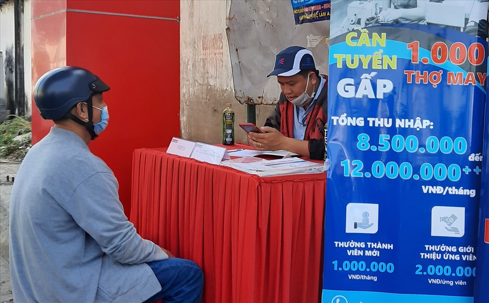 Một công ty may từ phía Bắc của Bình Dương xuống cổng KCN Đồng An tuyển công nhân thu hút bằng cách thưởng thành viên mới 1 triệu, thưởng giới thiệu nhân viên mới 2 triệu đồng. Ngay lập tức 1 số doanh nghiệp ở KCN Đồng An tăng thưởng giới thiệu thành viên lên tới 3 triệu đồng. Ảnh: Đình Trọng