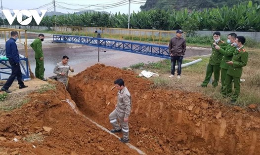 Lực lượng chức năng từng bắt quả tang Công ty BHL Sơn La đào hệ thống cống ngầm xả thải chưa qua xử lý ra môi trường. Ảnh VOV.