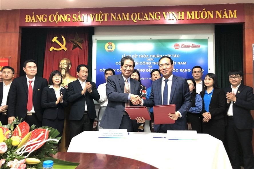 Lãnh đạo Công đoàn Công Thương Việt Nam và Công ty Rạng Đông thực hiện ký kết thoả thuận hợp tác Chương trình phúc lợi đoàn viên Công đoàn. Ảnh: Hà Anh