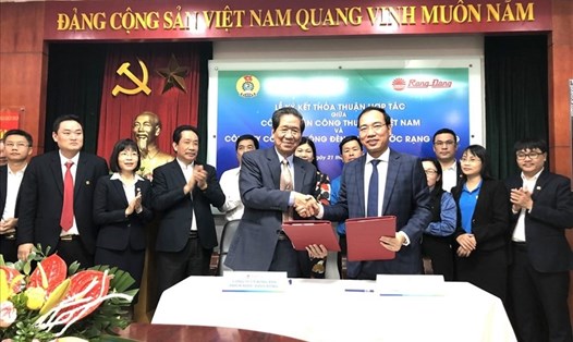 Lãnh đạo Công đoàn Công Thương Việt Nam và Công ty Rạng Đông thực hiện ký kết thoả thuận hợp tác Chương trình phúc lợi đoàn viên Công đoàn. Ảnh: Hà Anh