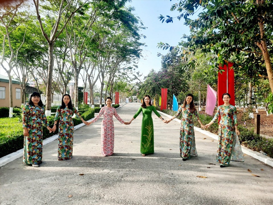 Nữ CBCC khu hành chính hưởng ứng "Tuần lễ Áo dài Việt Nam". Ảnh: Hoài Phúc