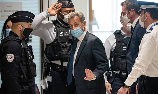 Cựu Tổng thống Pháp Nicolas Sarkozy đến tòa hôm 1.3. Ảnh: Tân Hoa Xã