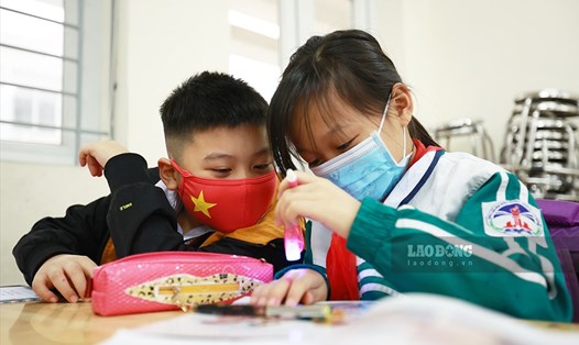 Học sinh Trường Tiểu học Xuân Phương (quận Nam Từ Liêm, Hà Nội) được trở lại trường sau thời gian nghỉ lễ và học trực tuyến tại nhà. Ảnh Hải Nguyễn