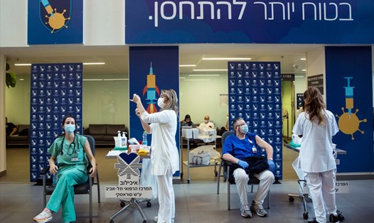 Tại Israel, nhân viên y tế và người già được ưu tiên tiêm vaccine phòng chống COVID-19. Ảnh: Amir Levy/Getty Images