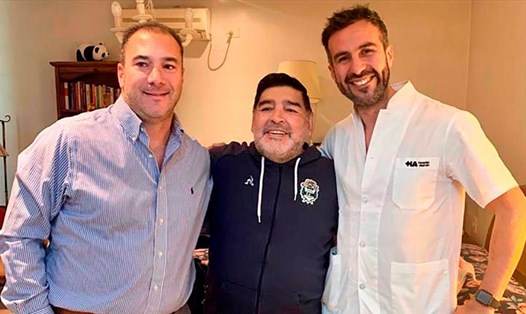 Leopoldo Luque (phải) bác sĩ riêng của Diego Maradona với câu chuyện về vấn đề sức khỏe của ông. Ảnh: Twitter