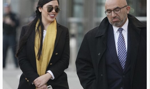 Vợ trùm ma túy Mexico El Chapo và luật sư của chồng, luật sư Eduardo Balarezo, trong phiên xét xử trùm ma túy Mexico tại Mỹ năm 2019. Ảnh: AFP