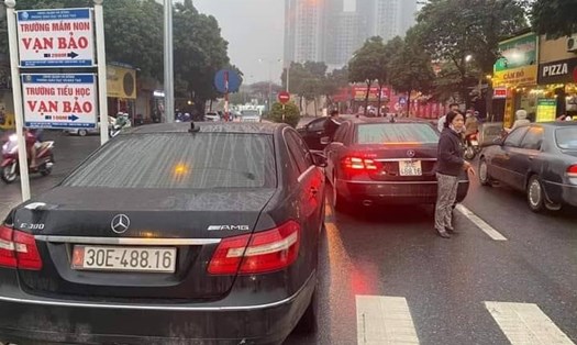 Hai chiếc xe Mercedes cùng một biển số "đụng nhau" trên phố ở Hà Nội. Ảnh: Mạng xã hội.