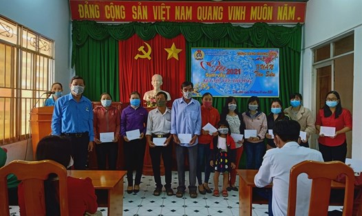 Trao tặng quà cho công nhân lao động trên địa bàn tỉnh Bình Thuận. Ảnh: Công đoàn Bình Thuận
