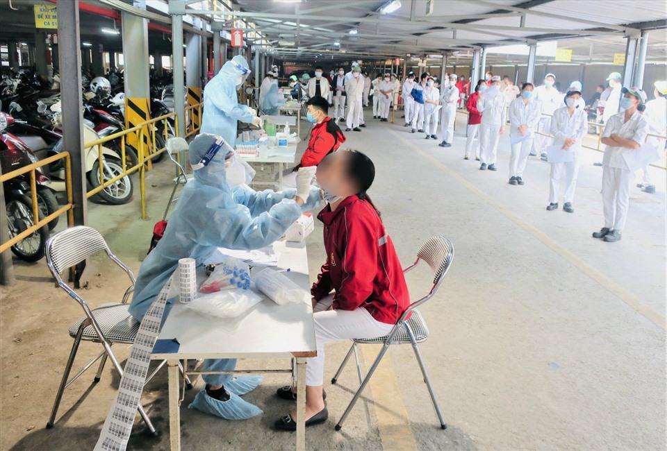 Người lao động tỉnh Hưng Yên được lấy mẫu xét nghiệm virus SARS-CoV-2. Ảnh: Hà Anh