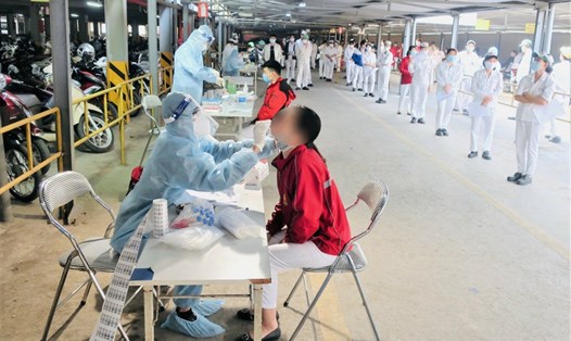 Người lao động tỉnh Hưng Yên được lấy mẫu xét nghiệm virus SARS-CoV-2. Ảnh: Hà Anh