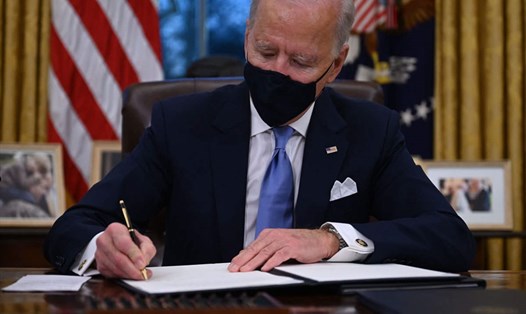 Tổng thống Joe Biden xem xét toàn diện chính sách thương mại của Mỹ với Trung Quốc. Ảnh: AFP