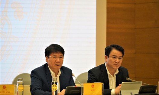 Ông Trương Quốc Cường (bên trái) – Thứ trưởng Bộ Y tế nói về việc nhập và tiêm vaccine. Ảnh: TG