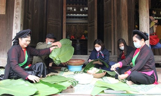 Nghệ nhân hướng dẫn du khách gói bánh chưng tại chương trình “Vui Xuân Tân Sửu” tại Bảo tàng Dân tộc học Việt Nam. Ảnh: NVCC