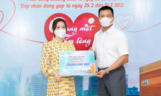 Hoa hậu Thu Hoài đóng góp 200 triệu đồng mua vaccine ngừa COVID-19 cho người dân. Ảnh: NSCC.