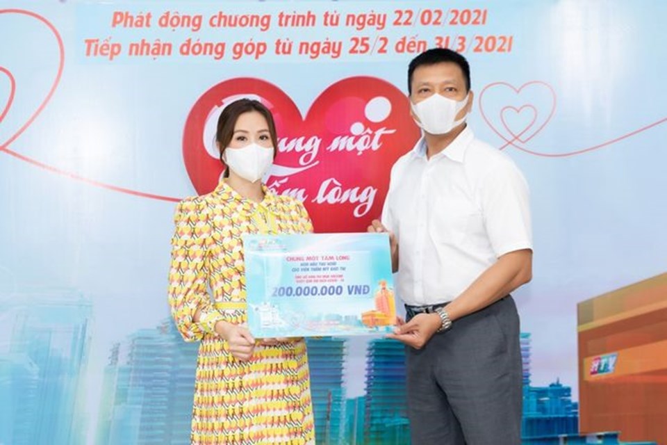 Hoa hậu Thu Hoài đóng góp 200 triệu đồng mua vaccine ngừa COVID-19 cho người dân. Ảnh: NSCC. Hoa hậu Thu Hoài đóng góp 200 triệu đồng mua vaccine ngừa COVID-19 cho người dân. Ảnh: NSCC.
