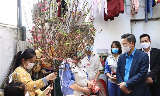 Chủ tịch LĐLĐ Thành phố Hà Nội Nguyễn Phi Thường thăm, tặng quà CNLĐ tại khu nhà trọ dịp Tết Tân Sửu. Ảnh: H.Ngân