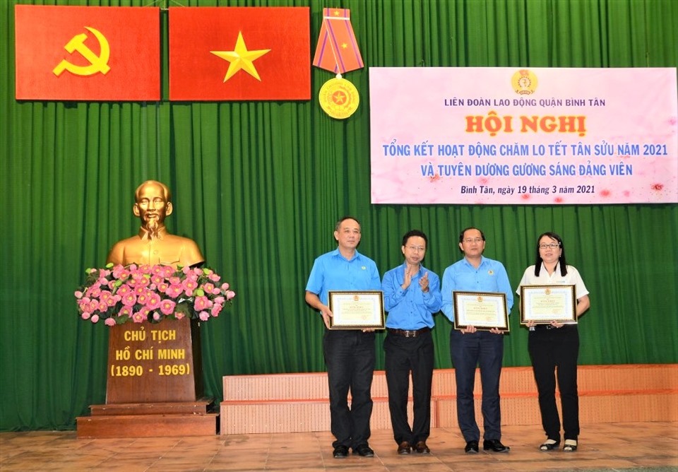 Đại diện LĐLĐ TPHCM trao Bằng khen cho các công đoàn cơ sở chăm lo tốt CNVCLĐ dịp Tết Tân sửu 2021. Ảnh LĐLĐ Bình Tân