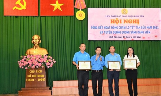 Đại diện LĐLĐ TPHCM trao Bằng khen cho các công đoàn cơ sở chăm lo tốt CNVCLĐ dịp Tết Tân sửu 2021. Ảnh LĐLĐ Bình Tân