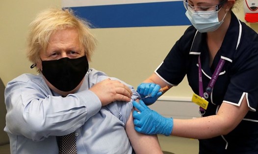 Thủ tướng Anh tiêm vaccine AstraZeneca tại  bệnh viện St Thomas’ ở London. Ảnh: AFP.
