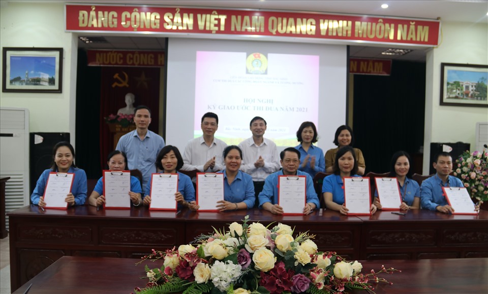 Các đơn vị trong Cụm ký giao ước thi đua. Ảnh: Lê Hồng
