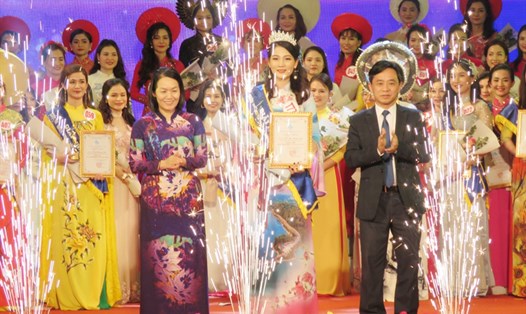 Ban Tổ chức trao giải cho các thí sinh tại đêm Chung kết Cuộc thi Duyên dáng áo dài qua ảnh năm 2021 của tỉnh Hà Tĩnh. Ảnh: TN.