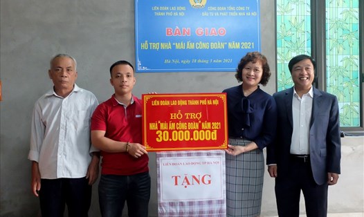 Đại diện LĐLĐ Thành phố Hà Nội trao hỗ trợ cho gia đình anh Nguyễn Văn Thịnh. Ảnh: Mai Quý